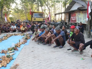 Warga duduk berjajar di depan sajian tradisi Gumbregan masyarakat Samin Margomulyo
