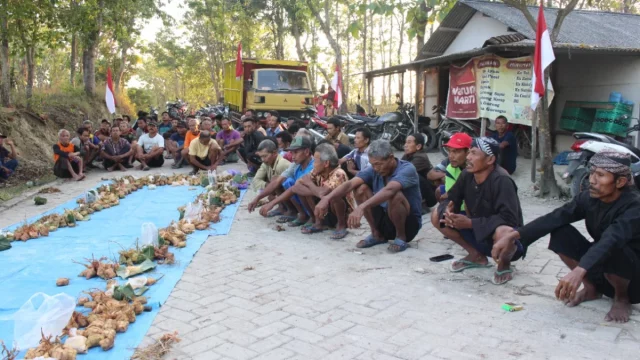 Warga duduk berjajar di depan sajian tradisi Gumbregan masyarakat Samin Margomulyo
