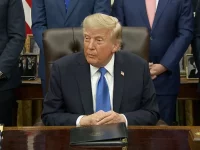 Presiden Amerika Serikat Donald Trump duduk di meja kerja Ruang Oval