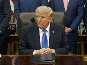 Presiden Amerika Serikat Donald Trump duduk di meja kerja Ruang Oval