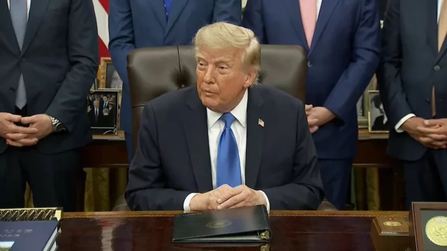 Presiden Amerika Serikat Donald Trump duduk di meja kerja Ruang Oval