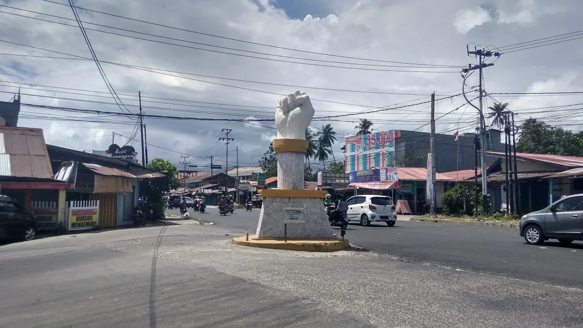 Tugu Simpang Tinju berbentuk kepalan tangan di persimpangan jalan Nanggalo, Kota Padang