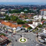 Kawasan Tugu Yogyakarta dari udara dengan tugu putih di tengah bundaran