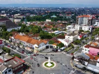 Kawasan Tugu Yogyakarta dari udara dengan tugu putih di tengah bundaran