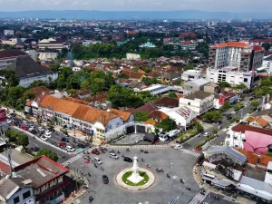 Kawasan Tugu Yogyakarta dari udara dengan tugu putih di tengah bundaran