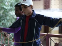 Remaja tunanetra belajar menggulung tali lewat sentuhan dan arahan temannya di India