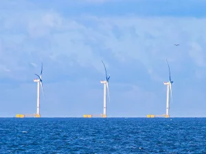 Tiga turbin angin terapung WindFloat Atlantic di lepas pantai Portugal