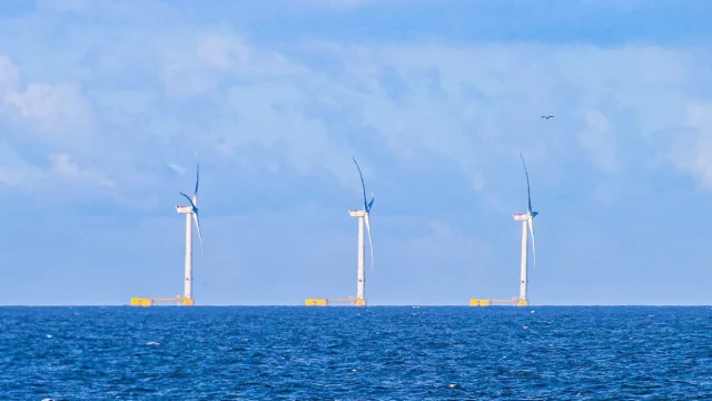 Tiga turbin angin terapung WindFloat Atlantic di lepas pantai Portugal