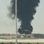 Asap hitam membumbung dari tangki bahan bakar Bandara Riyadh setelah serangan Houthi