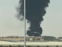 Asap hitam membumbung dari tangki bahan bakar Bandara Riyadh setelah serangan Houthi