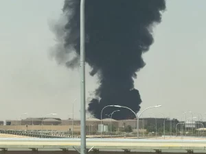 Asap hitam membumbung dari tangki bahan bakar Bandara Riyadh setelah serangan Houthi