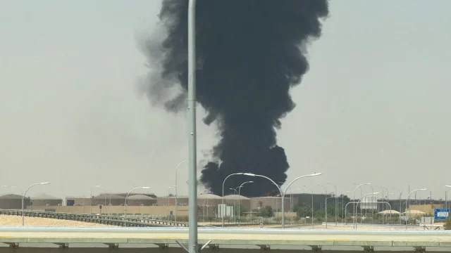 Asap hitam membumbung dari tangki bahan bakar Bandara Riyadh setelah serangan Houthi