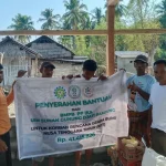 Penyerahan bantuan alumni UIN Sunan Gunung Djati Bandung untuk korban gempa Nusa Tenggara Timur