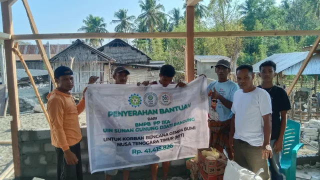 Penyerahan bantuan alumni UIN Sunan Gunung Djati Bandung untuk korban gempa Nusa Tenggara Timur