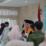 Peraih gelar doktor bertoga menerima ucapan selamat seusai ujian terbuka di UGM
