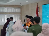 Peraih gelar doktor bertoga menerima ucapan selamat seusai ujian terbuka di UGM