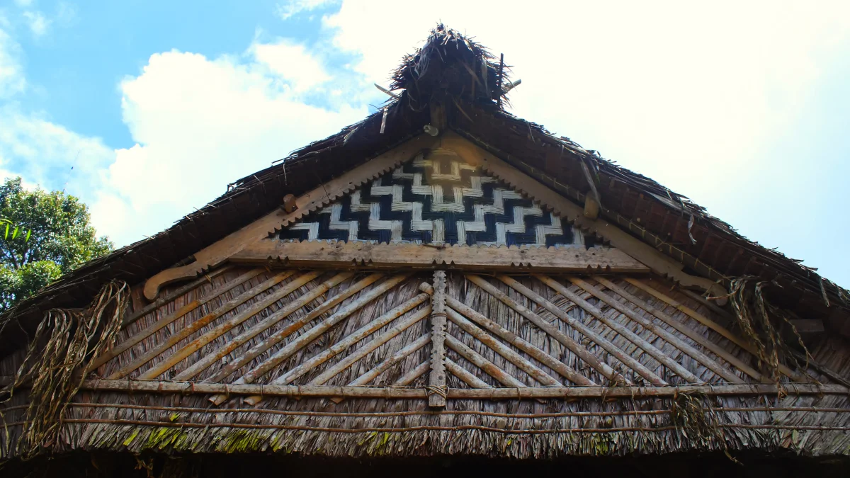 Bagian atas uma Mentawai dengan dinding motif zigzag dan atap daun