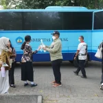 Pembagian masker kepada warga kampus Universitas Lampung pascaerupsi Gunung Anak Krakatau