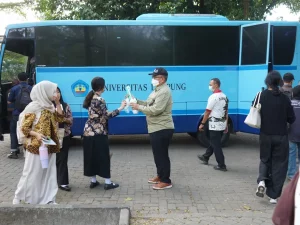 Pembagian masker kepada warga kampus Universitas Lampung pascaerupsi Gunung Anak Krakatau