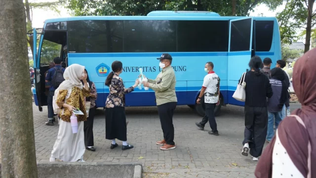Pembagian masker kepada warga kampus Universitas Lampung pascaerupsi Gunung Anak Krakatau