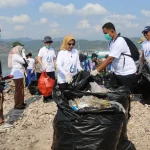 Kerja bakti Universitas Lampung bersama warga Pulau Pasaran Bandar Lampung