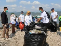 Kerja bakti Universitas Lampung bersama warga Pulau Pasaran Bandar Lampung