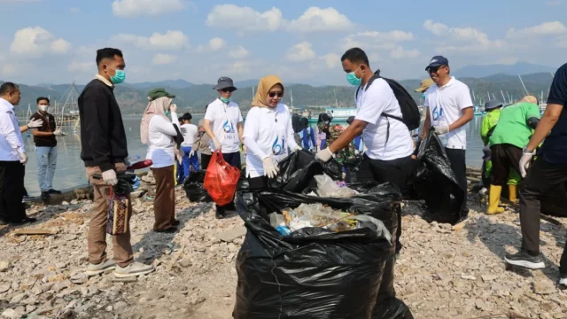 Kerja bakti Universitas Lampung bersama warga Pulau Pasaran Bandar Lampung