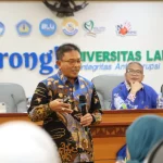 Narasumber menyampaikan materi dalam workshop kepemimpinan Universitas Lampung