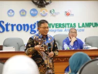 Narasumber menyampaikan materi dalam workshop kepemimpinan Universitas Lampung