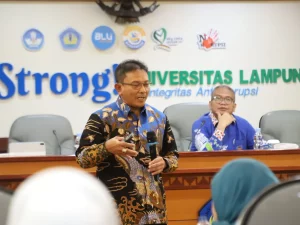 Narasumber menyampaikan materi dalam workshop kepemimpinan Universitas Lampung