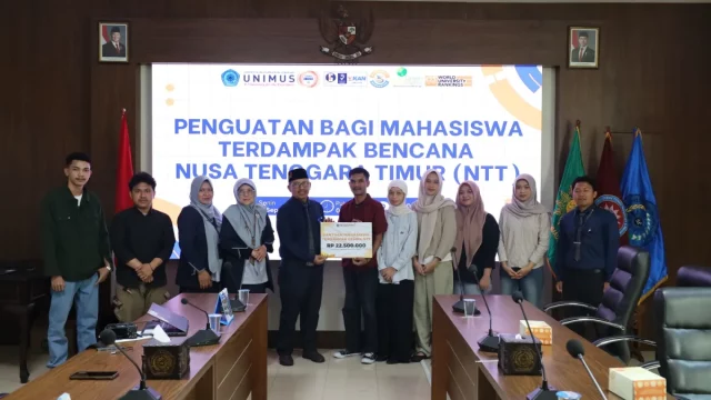 UNIMUS serahkan bantuan bagi mahasiswa asal NTT terdampak bencana
