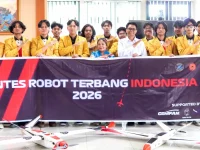 Tim robotik Universitas Jenderal Soedirman bersama wahana untuk KRTI 2026
