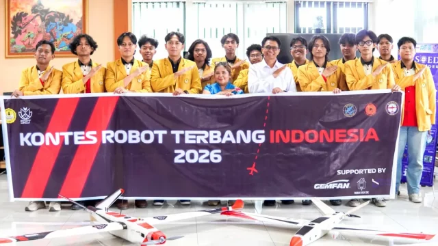 Tim robotik Universitas Jenderal Soedirman bersama wahana untuk KRTI 2026
