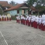 Kegiatan upacara bendera siswa sekolah dasar