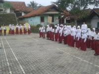 Kegiatan upacara bendera siswa sekolah dasar