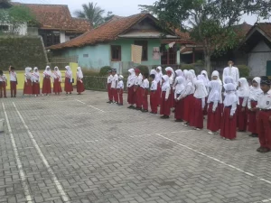 Kegiatan upacara bendera siswa sekolah dasar
