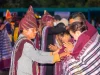 Tetua berulos menyampirkan ulos kepada pasangan dalam upacara mangulosi adat Batak Toba