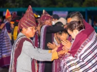 Tetua berulos menyampirkan ulos kepada pasangan dalam upacara mangulosi adat Batak Toba