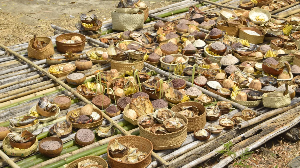 Sesaji dalam wadah anyaman pada upacara Pesta Kacang orang Ile Ape di Lembata