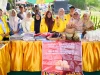 Mahasiswa Universitas Teuku Umar dan warga Kuala Bubon memamerkan nugget ikan rucah