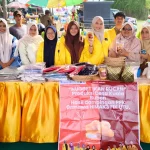 Mahasiswa Universitas Teuku Umar dan warga Kuala Bubon memamerkan nugget ikan rucah