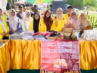 Mahasiswa Universitas Teuku Umar dan warga Kuala Bubon memamerkan nugget ikan rucah