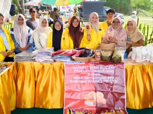 Mahasiswa Universitas Teuku Umar dan warga Kuala Bubon memamerkan nugget ikan rucah
