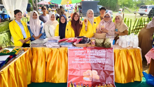 Mahasiswa Universitas Teuku Umar dan warga Kuala Bubon memamerkan nugget ikan rucah
