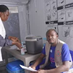 Tenaga kesehatan menerima vaksin Ebola di pusat layanan Bunia