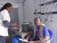Tenaga kesehatan menerima vaksin Ebola di pusat layanan Bunia