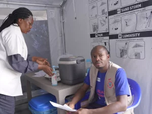 Tenaga kesehatan menerima vaksin Ebola di pusat layanan Bunia