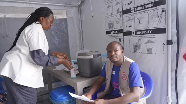 Tenaga kesehatan menerima vaksin Ebola di pusat layanan Bunia