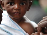 Balita berselimut putih menjalani vaksinasi campak UNICEF di kamp pengungsi Kibati, Kongo