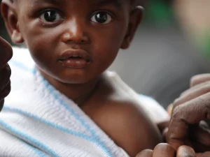 Balita berselimut putih menjalani vaksinasi campak UNICEF di kamp pengungsi Kibati, Kongo